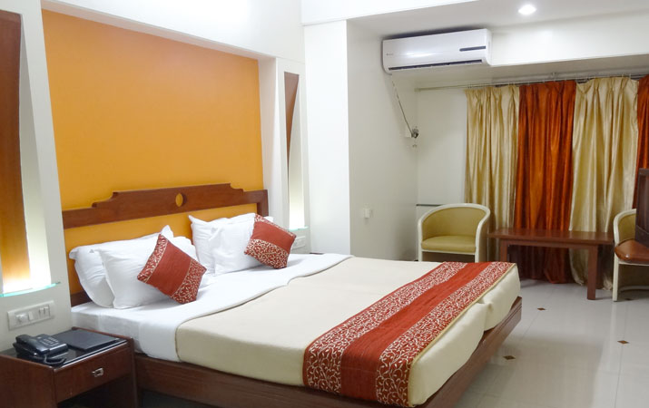 Deluxe A/C Room in Kolhpaur - Hotel Ayodhya